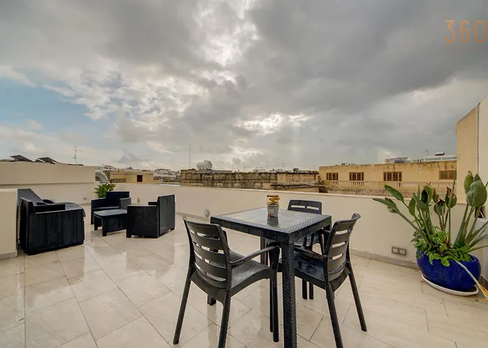 Penthouse In With Views & Terrace By 360 Estates * Mosta